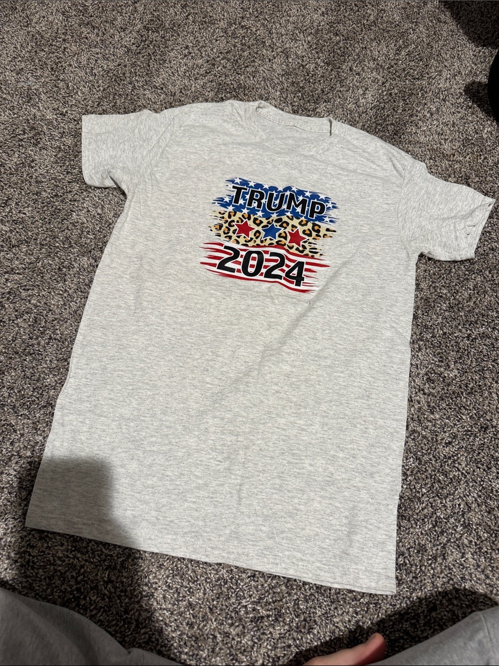 Gray Graphic Tee with Patriotic Leopard Print 2024